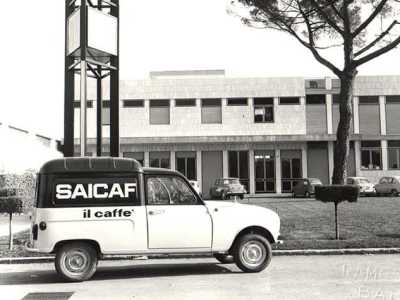 Dal 1962 la torrefazione si trasfer� in una sede molto pi� grande posta in via Amendola ad angolo con via Omodeo, accanto al Villaggio Armeno...